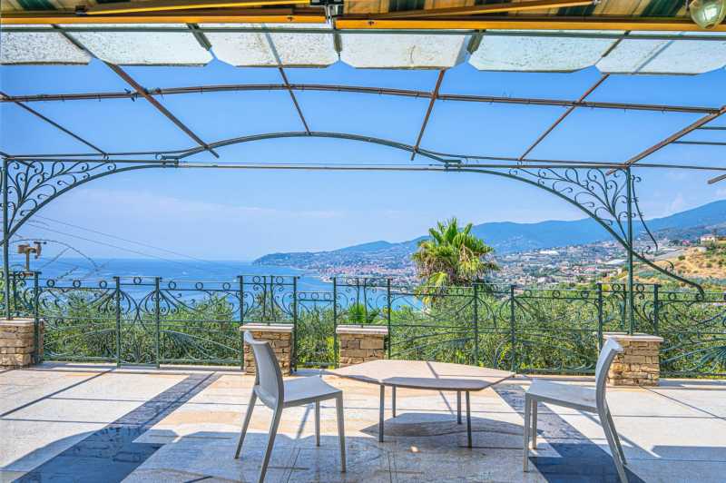 Villa com vista para o mar em Sanremo.