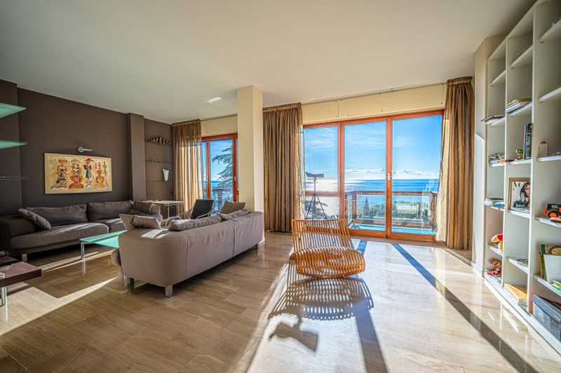 Apartamento com vista para o mar em Sanremo