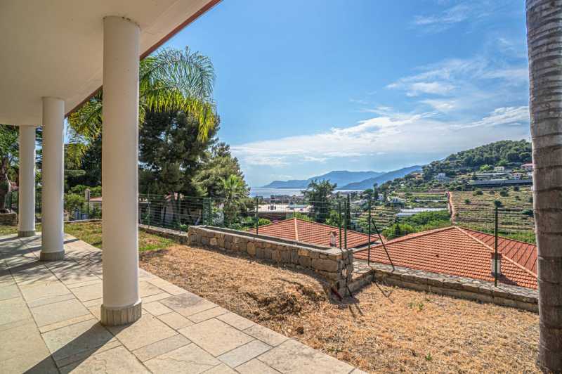 Villa moderna com vista para o mar em Bordighera.