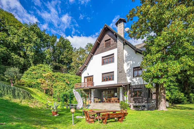 Vende-se uma villa de luxo em Arona, Lago Maggiore.