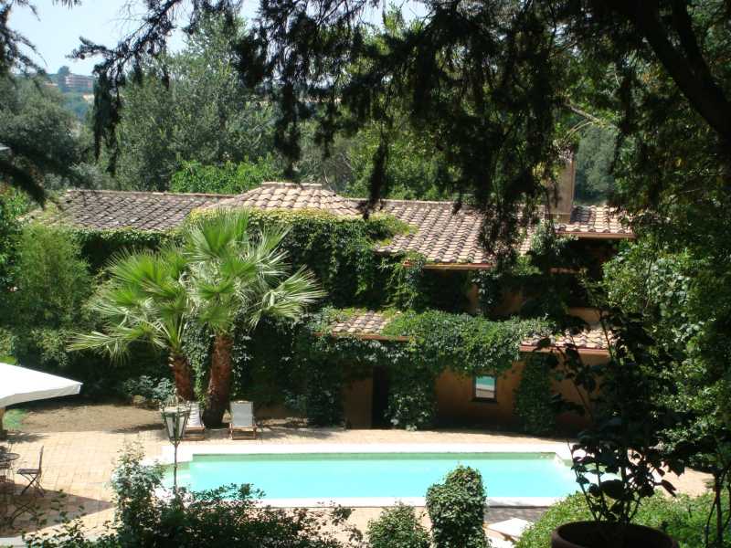 Histórica villa para alugar em uma residência de prestígio em Roma.