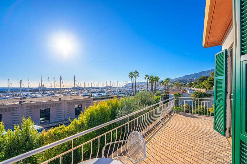 Está à venda uma elegante vila à beira-mar em Sanremo.