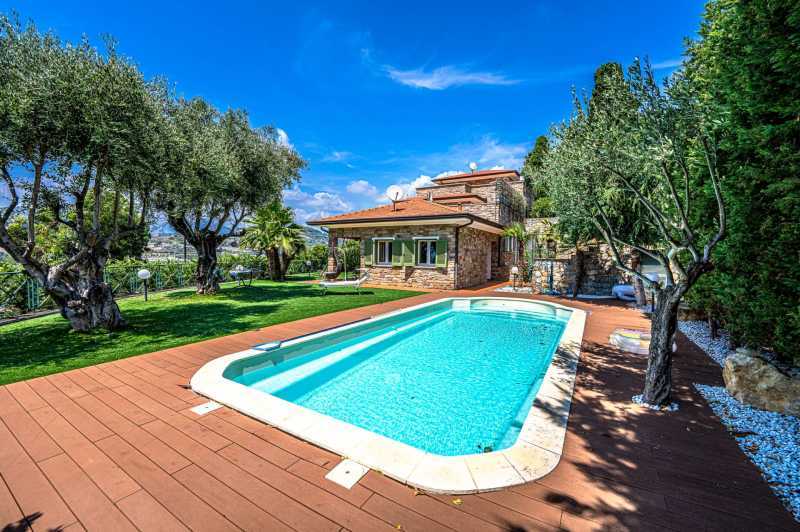 Alugo casa em Bordighera.