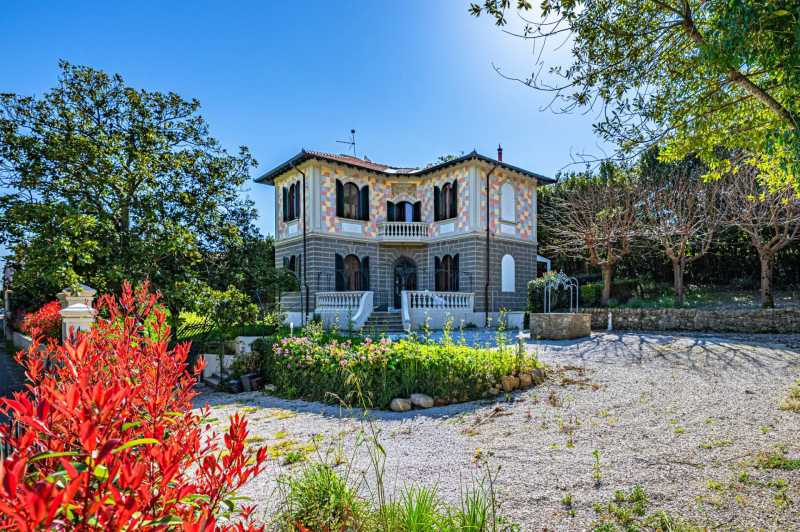 Villa com piscina em estilo liberty perto de Livorno