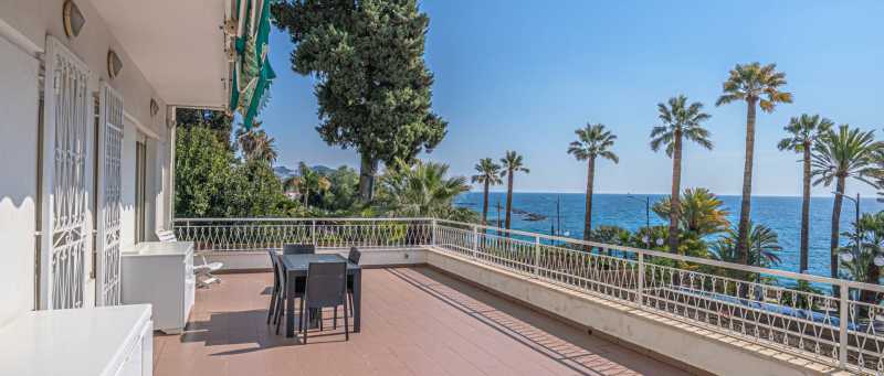 Está disponível para aluguel um apartamento de luxo em Sanremo.
