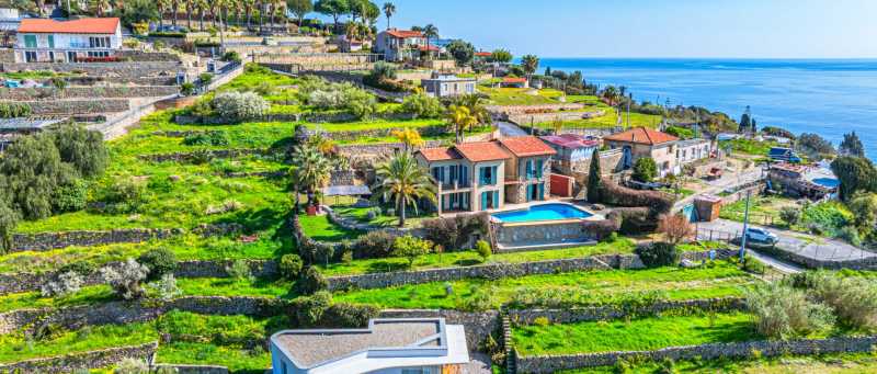 À venda casa à beira-mar em Bordighera.
