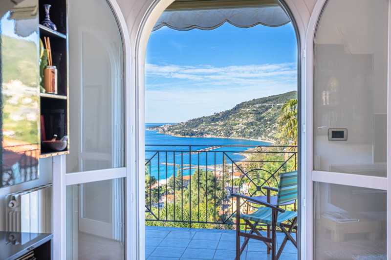 Penthouse com vista para o mar em Ospedaletti à venda