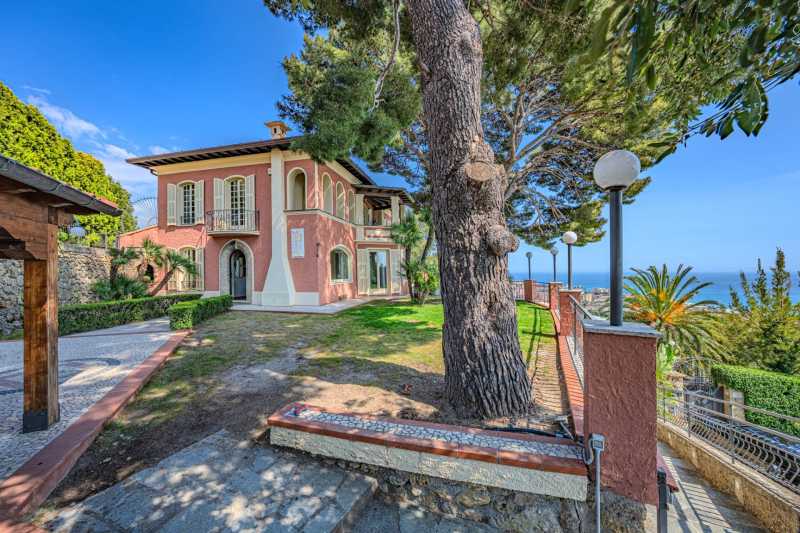 Venda de uma luxuosa villa em Ventimiglia