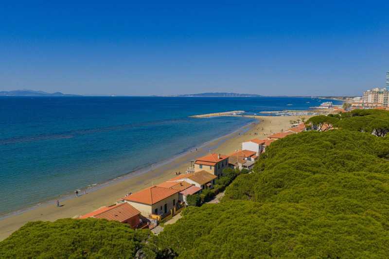 Imóvel na primeira linha da praia em Follonica