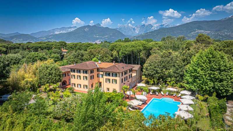 À venda magnífico hotel-vila à beira-mar da Toscana