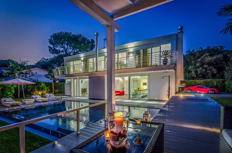 Venda de nova villa à beira-mar perto de Forte dei Marmi