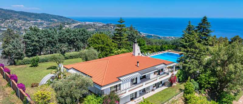 Adquira residências, aldeias e imóveis disponíveis para compra em Sanremo, Ligúria.