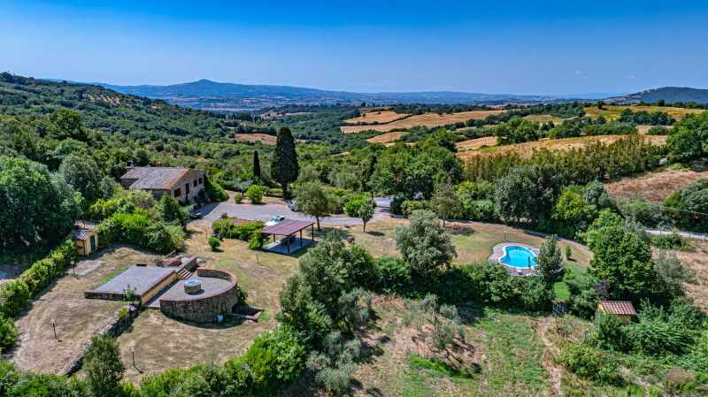 Villa com piscina e lago na Toscana à venda