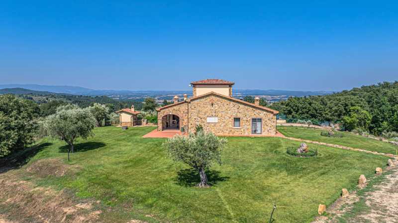 Residência privada à venda com vistas magníficas para a Toscana