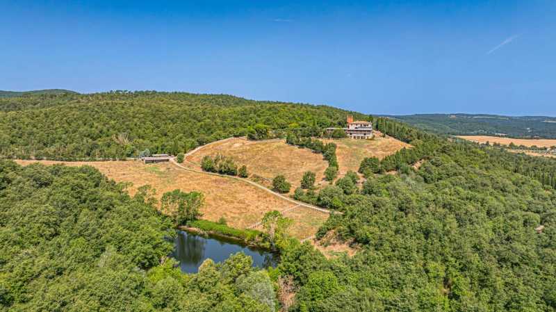 Castelo com complexo equestre e propriedade à venda na Toscana