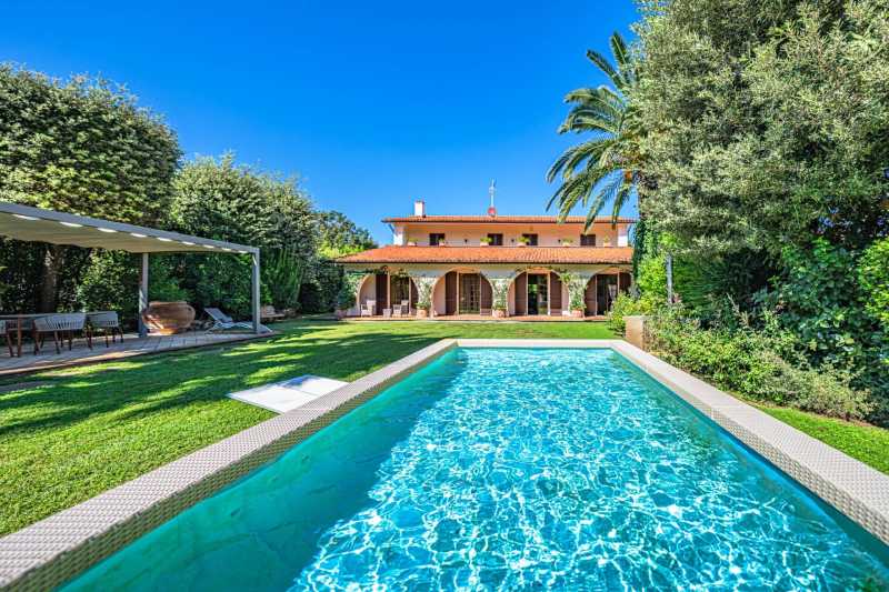 Vila luxuosa com jardim à beira-mar na região da Toscana