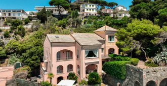 Villa à venda na primeira linha costeira na Ligúria.