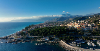 Casa de dois andares com jardim em Bordighera.