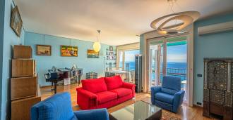 Apartamento de dois andares com vista para o mar em Sanremo.