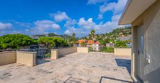 Penthouse de três quartos em Bordighera à venda.