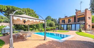 Villa com piscina em um bairro elegante de Roma.
