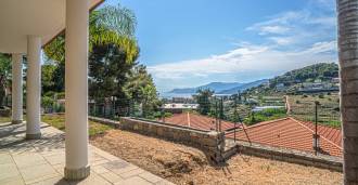 Villa moderna com vista para o mar em Bordighera.