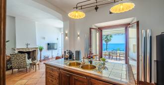 Histórica e exclusiva villa à beira-mar em Santa Marinella, Roma.