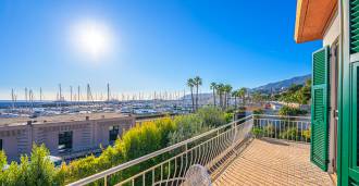Está à venda uma elegante vila à beira-mar em Sanremo.