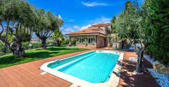 Alugo casa em Bordighera.