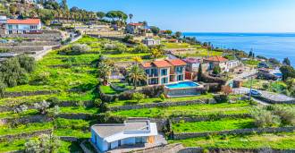 À venda casa à beira-mar em Bordighera.