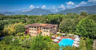 À venda magnífico hotel-vila à beira-mar da Toscana