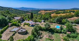 Villa com piscina e lago na Toscana à venda