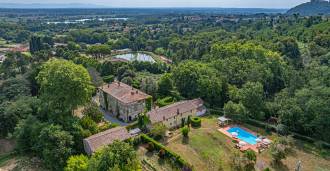 Vila com vinhedos em Lucca à venda