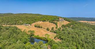 Castelo com complexo equestre e propriedade à venda na Toscana