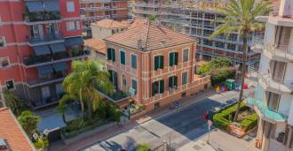 Vila no centro de Bordighera à venda