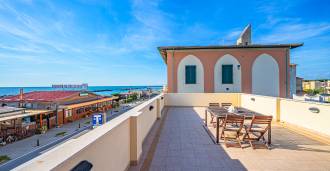 Vila histórica à venda na primeira linha do mar em Marina di Pisa