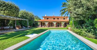 Vila luxuosa com jardim à beira-mar na região da Toscana