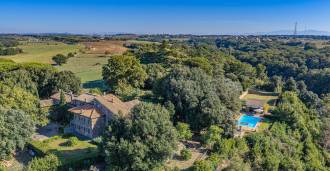 Venda de uma propriedade histórica com quadra de tênis e piscina perto de Roma