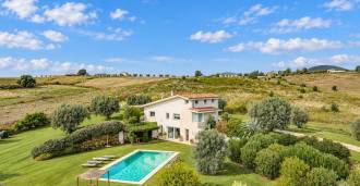 Vila à venda com piscina e vista panorâmica na fronteira do Lácio e da Toscana