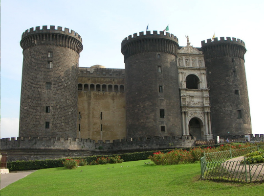 Castelos antigos de Nápoles