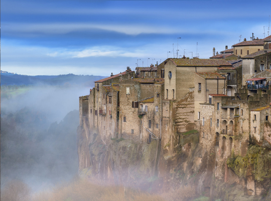 Pitigliano cidade de rochas naturais e cavernas